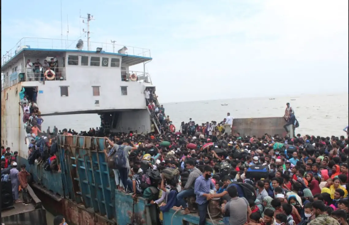 ভোলা-লক্ষ্মীপুর রুটে ফেরিতে হাজার হাজার যাত্রী, স্বাস্থ্যবিধির বালাই নেই