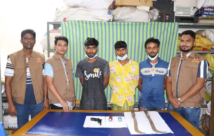 গাজীপুরে বিদেশী পিস্তলসহ তিন ডাকাত গ্রেফতার গাজীপুরে বিদেশী পিস্তলসহ তিন ডাকাত গ্রেফতার