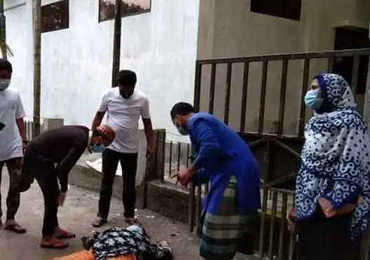 হাসপাতাল ভবন থেকে লাফ দিয়ে করোনা রোগীর আত্মহত্যার চেষ্টা হাসপাতাল ভবন থেকে লাফ দিয়ে করোনা রোগীর আত্মহত্যার চেষ্টা