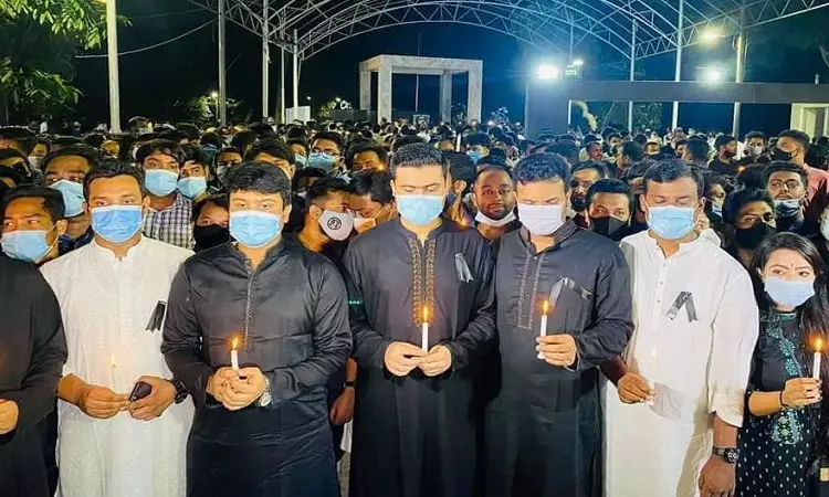 শোকাবহ আগস্ট ॥ ধানমন্ডি ৩২ নম্বরে মোমবাতি প্রজ্বলন শোকাবহ আগস্ট ॥ ধানমন্ডি ৩২ নম্বরে মোমবাতি প্রজ্বলন
