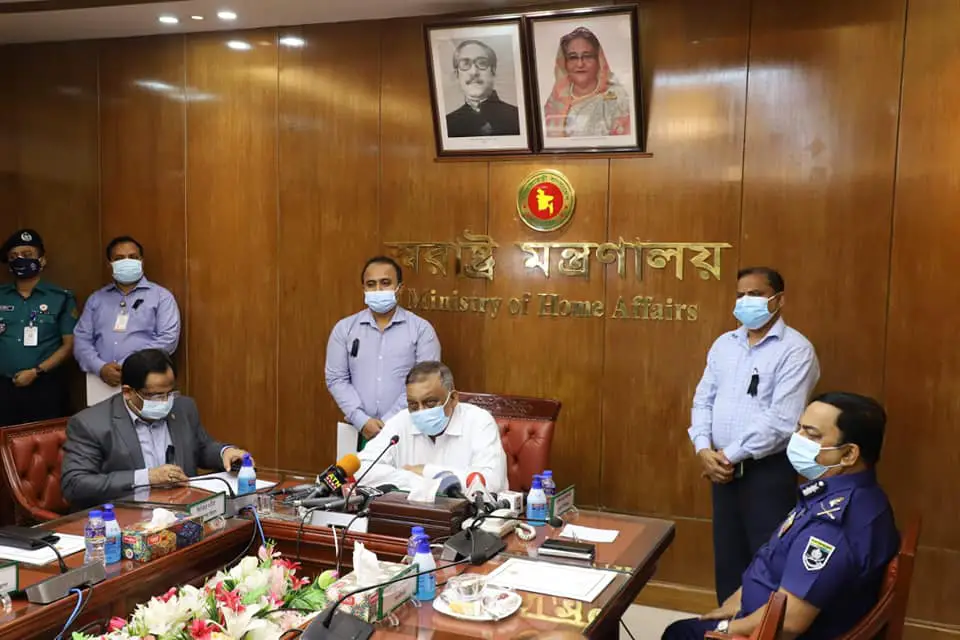 চাপ সামলাতে সাময়িক ব্যবস্থা হিসেবে গণপরিবহন চালু ॥ স্বরাষ্ট্রমন্ত্রী চাপ সামলাতে সাময়িক ব্যবস্থা হিসেবে গণপরিবহন চালু ॥ স্বরাষ্ট্রমন্ত্রী