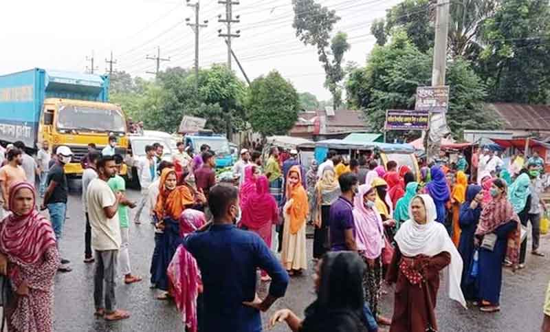 ভাড়া বেশি নেওয়ার প্রতিবাদে পোশাক শ্রমিকদের বিক্ষোভ