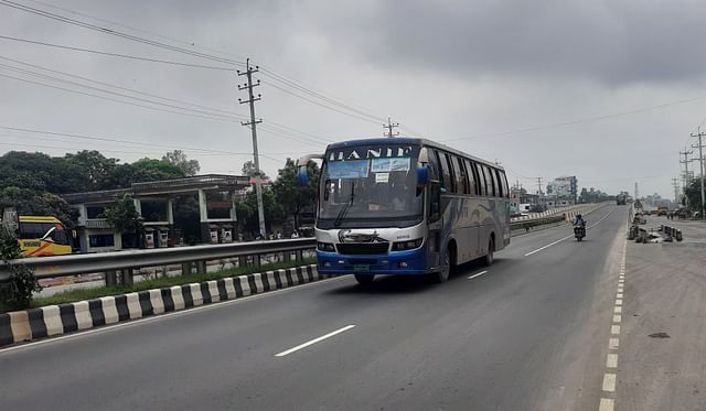 ঢাকা-টাঙ্গাইল মহাসড়কে চলছে বাস, আজও ফিরছেন কর্মজীবীরা