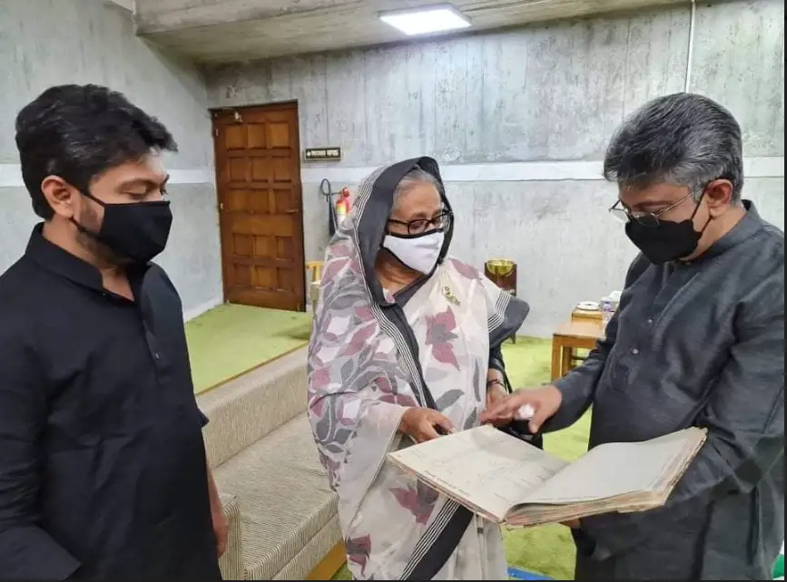 মুক্তিযুদ্ধকালীন মূল্যবান একটি ডায়েরি প্রধানমন্ত্রীর কাছে হস্তান্তর মুক্তিযুদ্ধকালীন মূল্যবান একটি ডায়েরি প্রধানমন্ত্রীর কাছে হস্তান্তর