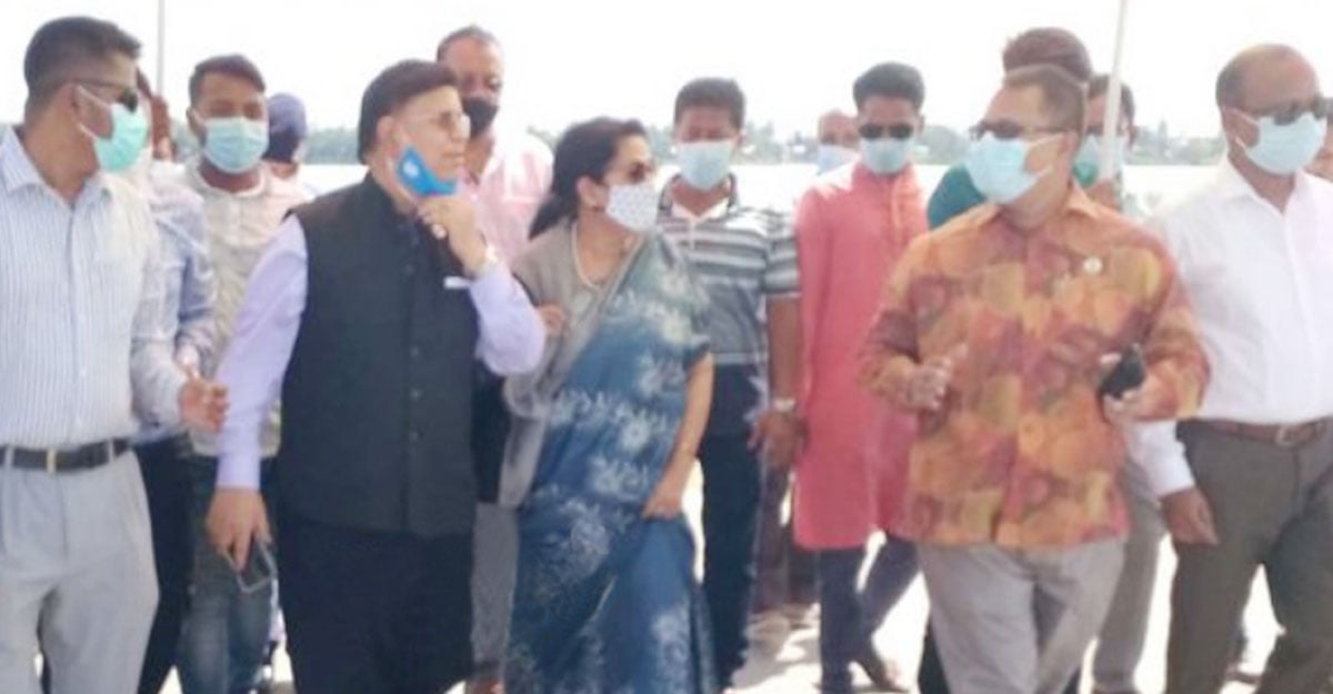 কিশোরগঞ্জে স্ত্রীকে নিয়ে হাওড়ে বিস্ময় ঘুরে দেখলেন পররাষ্ট্রমন্ত্রী