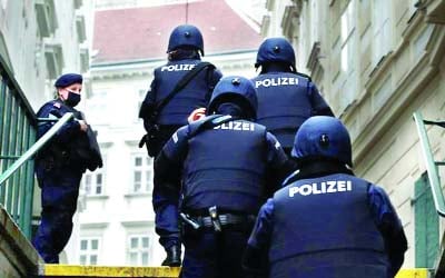 মায়ের মৃতদেহ লুকিয়ে-