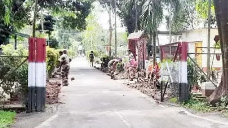 কুটনৈতিক বিজয়ে তিনবিঘা করিডোরের দুই ধারের নির্মাণসামগ্রী সরিয়ে নিয়েছে বিএসএফ কুটনৈতিক বিজয়ে তিনবিঘা করিডোরের দুই ধারের নির্মাণসামগ্রী সরিয়ে নিয়েছে বিএসএফ