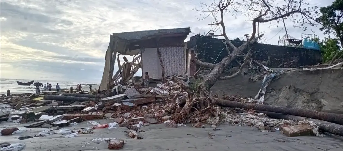 উত্তাল ঢেউয়ে কুয়াকাটা সৈকত তছনছ