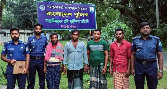 ঈশ্বরদীতে পদ্মার থেকে চার ব্যক্তি গ্রেফতার ঈশ্বরদীতে পদ্মার থেকে চার ব্যক্তি গ্রেফতার