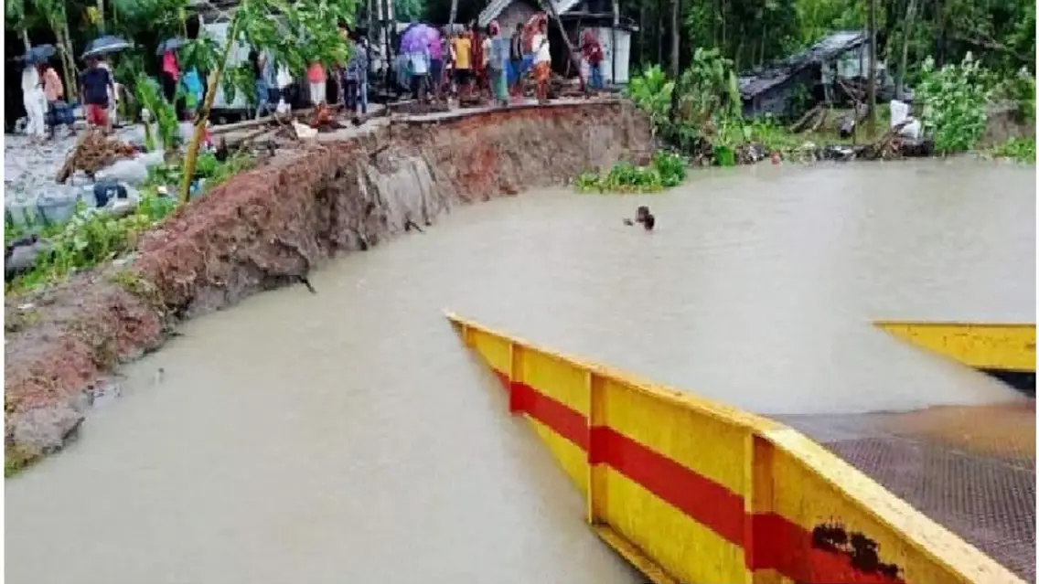 বরিশালে সন্ধ্যা নদীর ভাঙ্গন তীব্র রূপ ধারণ করেছে