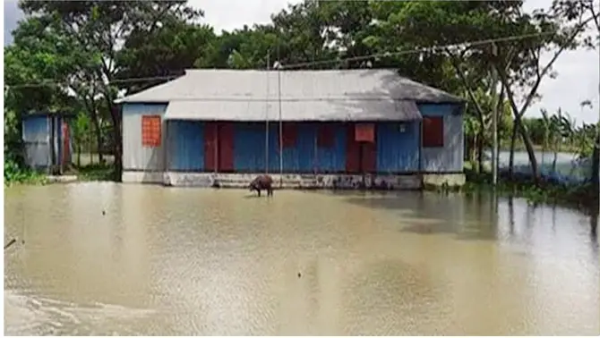 হাঁটু পানি মাড়িয়ে যেতে হয় শ্রেণীকক্ষে হাঁটু পানি মাড়িয়ে যেতে হয় শ্রেণীকক্ষে