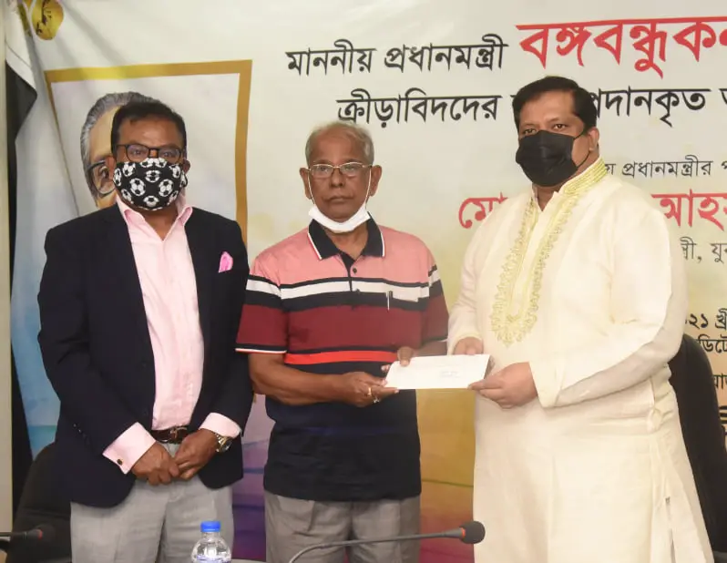 প্রধানমন্ত্রী কর্তৃক ক্রীড়াবিদদের জন্য প্রদেয় আর্থিক সহায়তা ও ফ্ল্যাটের বরাদ্দপত্র হস্তান্তর ক্রীড়া প্রতিমন্ত্রীর