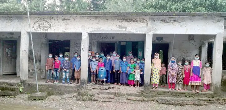 মঠবাড়িয়ায় ঝুঁকিপূর্ণ ভবনে শিশু শিক্ষার্থীদের চলছে পাঠদান মঠবাড়িয়ায় ঝুঁকিপূর্ণ ভবনে শিশু শিক্ষার্থীদের চলছে পাঠদান