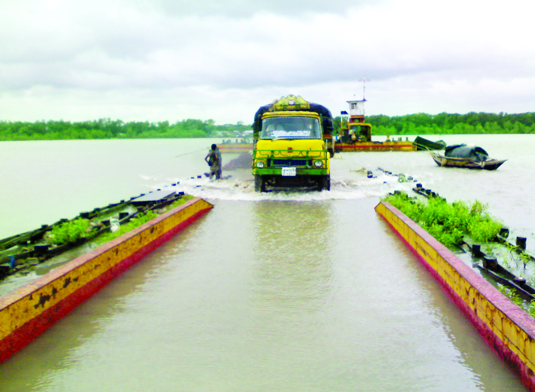 ফেরি জোয়ারে বন্ধ, ভাটায় চলে ॥ চরম দুর্ভোগ