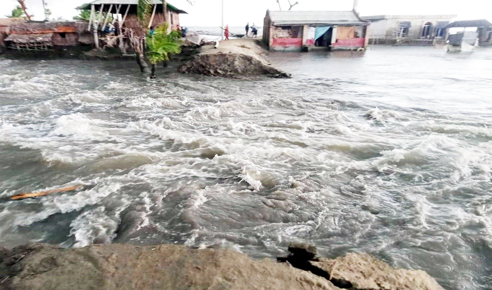সাতক্ষীরায় রিংবাঁধ ভেঙ্গে ভাসছে ৫ গ্রাম সাতক্ষীরায় রিংবাঁধ ভেঙ্গে ভাসছে ৫ গ্রাম