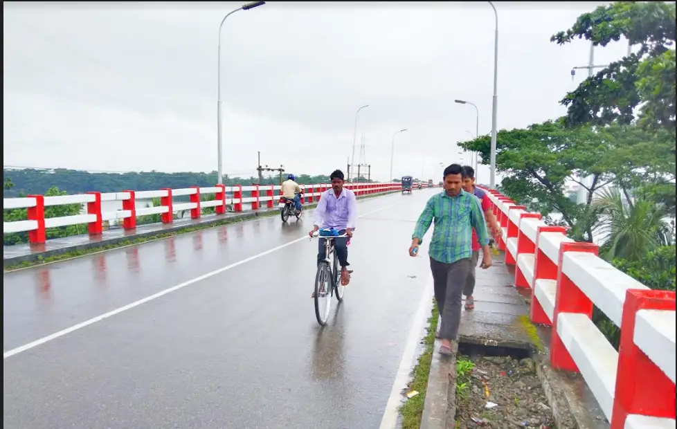 পটুয়াখালীর চার সেতুতে লাইট পোস্টে আলো নেই