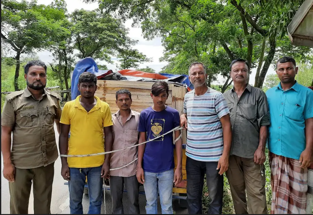 শায়েস্তাগঞ্জে গাড়ীভর্তি চোরাই কাঠের চৌকাঠ ও পাল্লাসহ আটক ৩