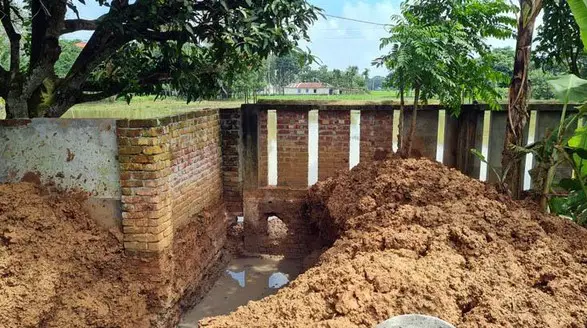 নওগাঁর মল্লিকপুরে পানি নিষ্কাশনের নামে জোরপূর্বক বাড়ির প্রাচীর ভেঙে নালা নির্মাণ নওগাঁর মল্লিকপুরে পানি নিষ্কাশনের নামে জোরপূর্বক বাড়ির প্রাচীর ভেঙে নালা নির্মাণ