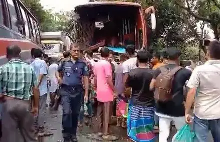 নরসিংদীতে বাস-ট্রাক মুখোমুখি সংঘর্ষে নিহত ১, আহত ১৫