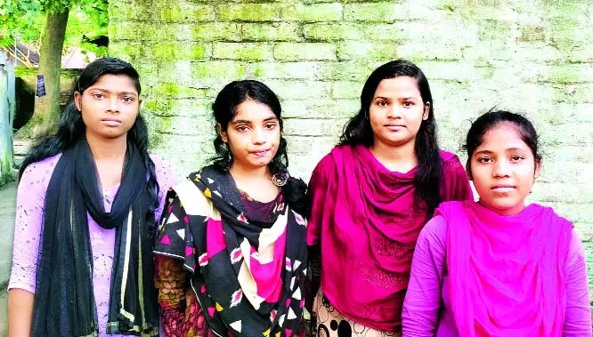 বস্তিতে অন্ধকার ভেদ করে আলোর ঝলকানি বস্তিতে অন্ধকার ভেদ করে আলোর ঝলকানি