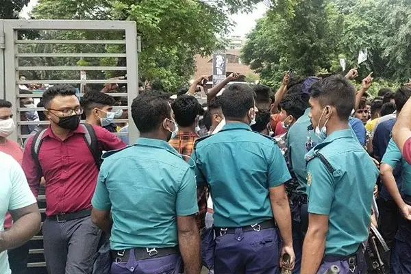 সোহরাওয়ার্দী হাসপাতালে টিকার দাবিতে প্রবাসীদের বিক্ষোভ সোহরাওয়ার্দী হাসপাতালে টিকার দাবিতে প্রবাসীদের বিক্ষোভ