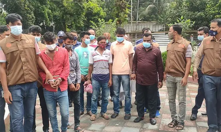 মুন্সীগঞ্জে অস্ত্র ও স্বর্ণালঙ্কারসহ ৭ ডাকাতসহ গ্রেফতার ৮ মুন্সীগঞ্জে অস্ত্র ও স্বর্ণালঙ্কারসহ ৭ ডাকাতসহ গ্রেফতার ৮