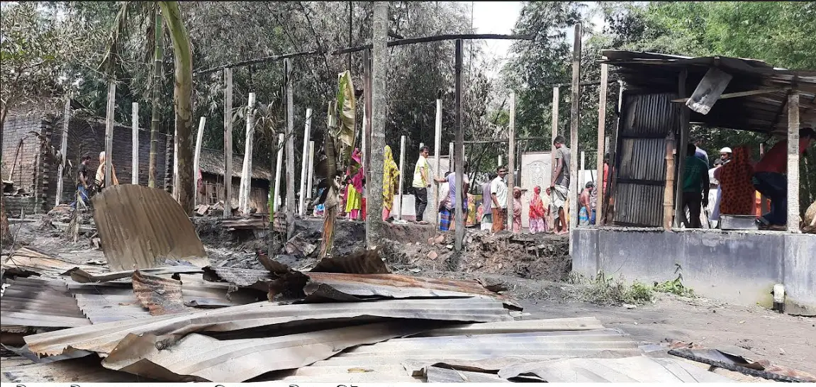 ডোমারে ব্যাটারী বিস্ফোরণে ১০ পরিবারের বসতঘর পুড়েছে ডোমারে ব্যাটারী বিস্ফোরণে ১০ পরিবারের বসতঘর পুড়েছে