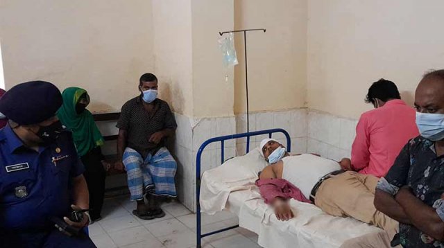 করোনার টিকা বাসায় নিতে না দেওয়ায় টেকনোলজিস্টকে পিটিয়ে আহত করোনার টিকা বাসায় নিতে না দেওয়ায় টেকনোলজিস্টকে পিটিয়ে আহত