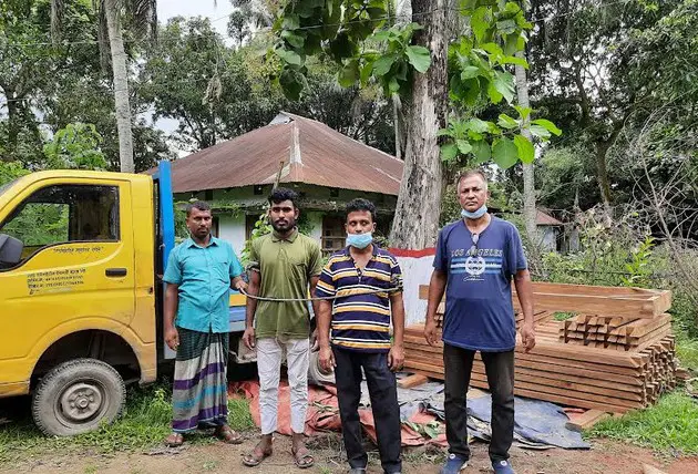 শায়েস্তাগঞ্জে চোরাই কাঠের চৌকাঠসহ আটক ২