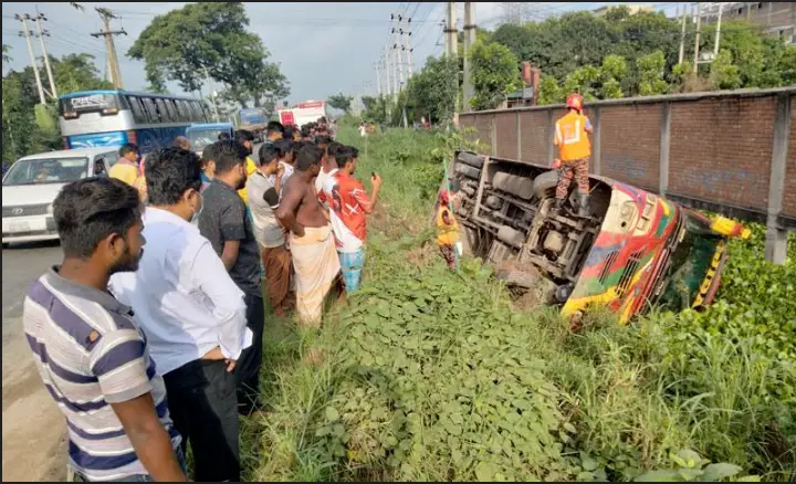 ধামরাইয়ে তেলবাহী ট্রাকের ধাক্কায় বাস উল্টে খাদে, আহত ১০