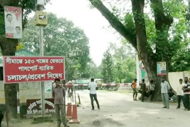 শুরু থেকেই পণ্যবাহী পরিবহন ধর্মঘটের কোন প্রভাব পড়েনি হিলি স্থলবন্দরে শুরু থেকেই পণ্যবাহী পরিবহন ধর্মঘটের কোন প্রভাব পড়েনি হিলি স্থলবন্দরে
