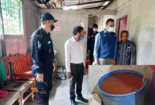 অস্বাস্থ্যকর খাদ্যে বেকারী ও রাসায়নিক দ্রব্য ব্যবহারে জুস ফ্যাক্টরীকে জরিমানা অস্বাস্থ্যকর খাদ্যে বেকারী ও রাসায়নিক দ্রব্য ব্যবহারে জুস ফ্যাক্টরীকে জরিমানা