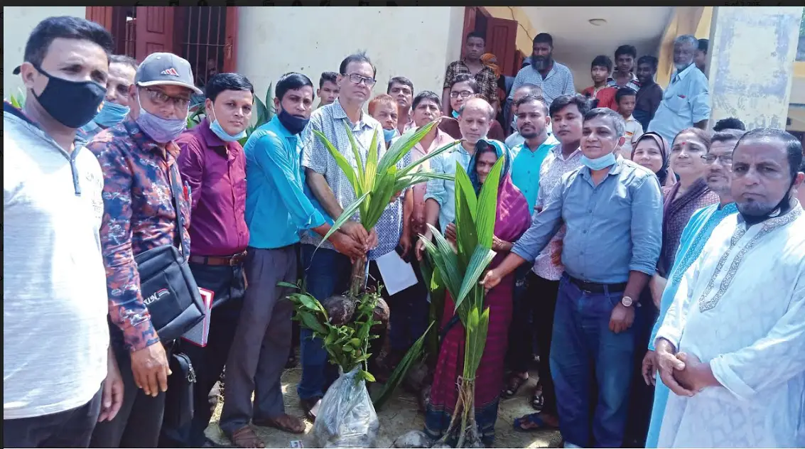 বনায়ন প্রকল্পের অধীনে পটিয়ায় ৩শ পরিবারকে চারা বিতরণ