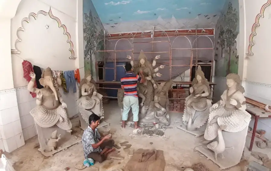 দিনাজপুরে প্রায় ১৩শ’ মন্ডপে চলছে প্রতিমা তৈরির কাজ দিনাজপুরে প্রায় ১৩শ’ মন্ডপে চলছে প্রতিমা তৈরির কাজ