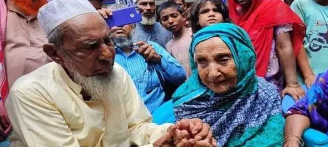 ৭০ বছর পর ছেলেকে ছুঁয়ে দেখলেন মা ৭০ বছর পর ছেলেকে ছুঁয়ে দেখলেন মা