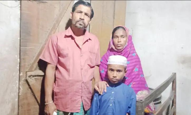 মাদ্রাসা ছাত্র উদ্ধার করে মা-বাবার কাছে হস্তান্তর মাদ্রাসা ছাত্র উদ্ধার করে মা-বাবার কাছে হস্তান্তর