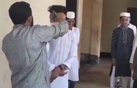 রায়পুরে ছয় ছাত্রের চুল কেটে দিলেন ইউনিয়ন জামায়াতের আমির রায়পুরে ছয় ছাত্রের চুল কেটে দিলেন ইউনিয়ন জামায়াতের আমির