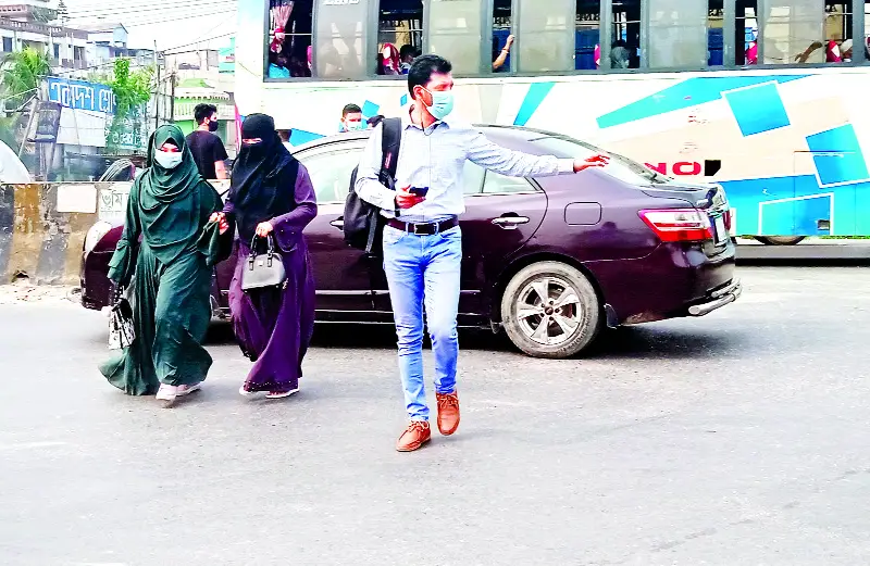 ঝুঁকি নিয়ে পারাপার ঝুঁকি নিয়ে পারাপার