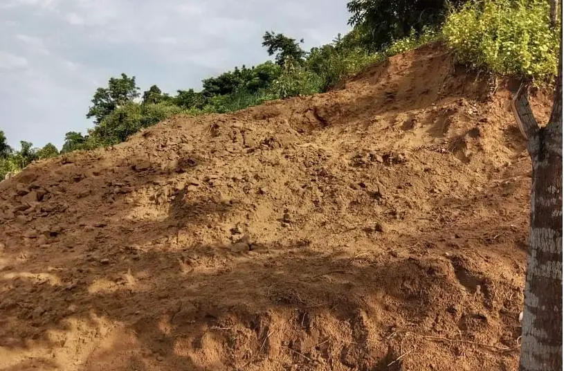 টেকনাফে শিলখালীতে পাহাড় নিধন চলছে টেকনাফে শিলখালীতে পাহাড় নিধন চলছে
