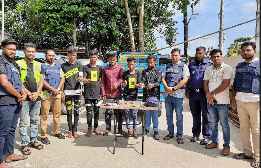 শায়েস্তাগঞ্জে দেশীয় অস্ত্রসহ ৫ ডাকাত গ্রেফতার শায়েস্তাগঞ্জে দেশীয় অস্ত্রসহ ৫ ডাকাত গ্রেফতার