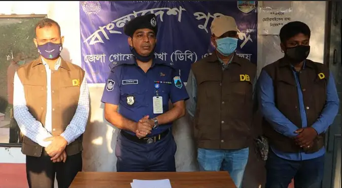 নওগাঁয় মোবাইলে মেসেজ পেয়ে কিশোরীকে উদ্ধার ॥ গ্রেফতার ২ নওগাঁয় মোবাইলে মেসেজ পেয়ে কিশোরীকে উদ্ধার ॥ গ্রেফতার ২