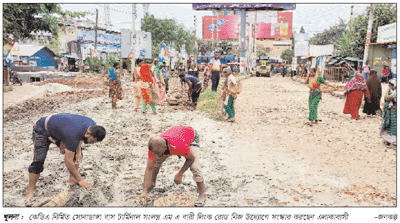 খুলনায় স্থানীয়দের উদ্যোগে সড়ক সংস্কার খুলনায় স্থানীয়দের উদ্যোগে সড়ক সংস্কার