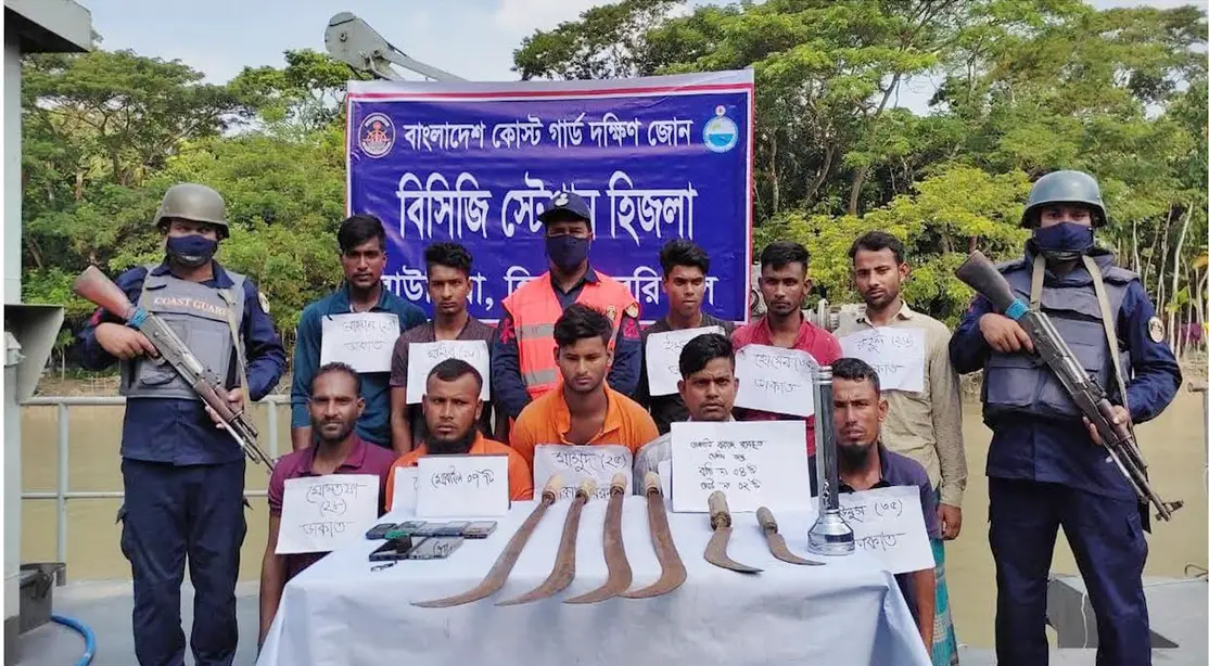 বরিশালে অস্ত্রসহ ১০ ডাকাত আটক বরিশালে অস্ত্রসহ ১০ ডাকাত আটক