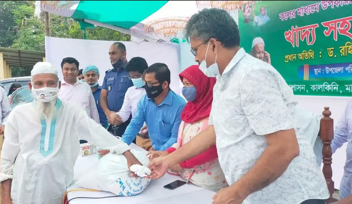 প্রধানমন্ত্রীর খাদ্য সহায়তা পেলেন কালকিনির ১৫০ পরিবার