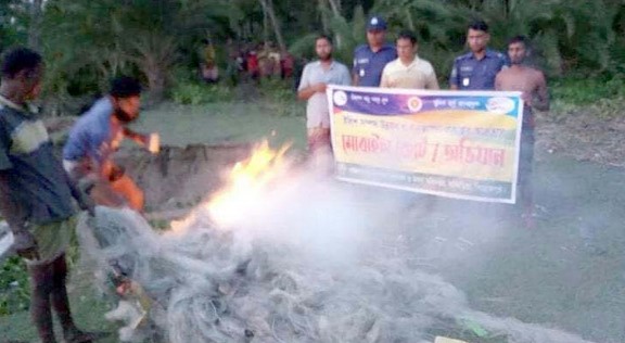 মঠবাড়িয়ায় ‘মা’ ইলিস রক্ষায় বলেশ্বর নদীতে প্রশাসনের অভিযান