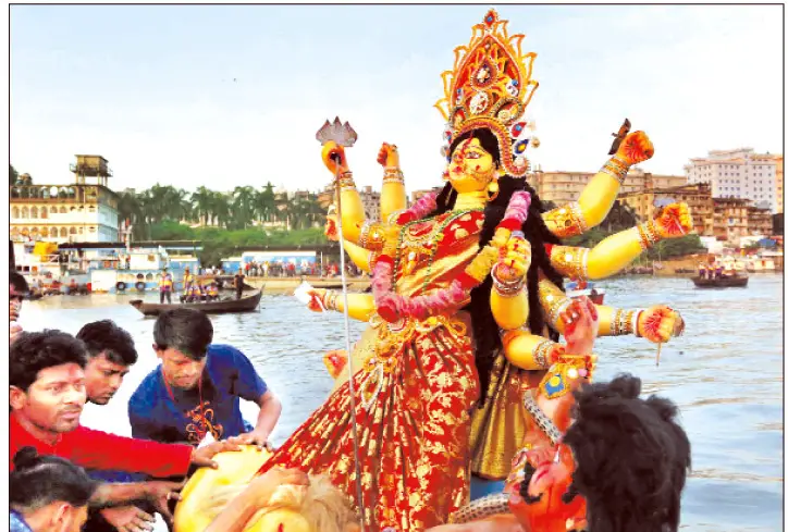 বেদনা আর আনন্দের মধ্য দিয়ে প্রতিমা বিসর্জন বেদনা আর আনন্দের মধ্য দিয়ে প্রতিমা বিসর্জন