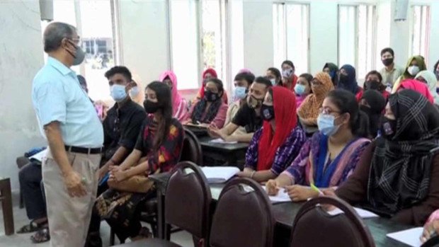 প্রতীক্ষা শেষ, শ্রেণিকক্ষে ফিরলেন ঢাবি শিক্ষার্থীরা প্রতীক্ষা শেষ, শ্রেণিকক্ষে ফিরলেন ঢাবি শিক্ষার্থীরা