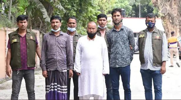 বিদেশ ফেরতদের টার্গেট করে ছিনতাই বিদেশ ফেরতদের টার্গেট করে ছিনতাই