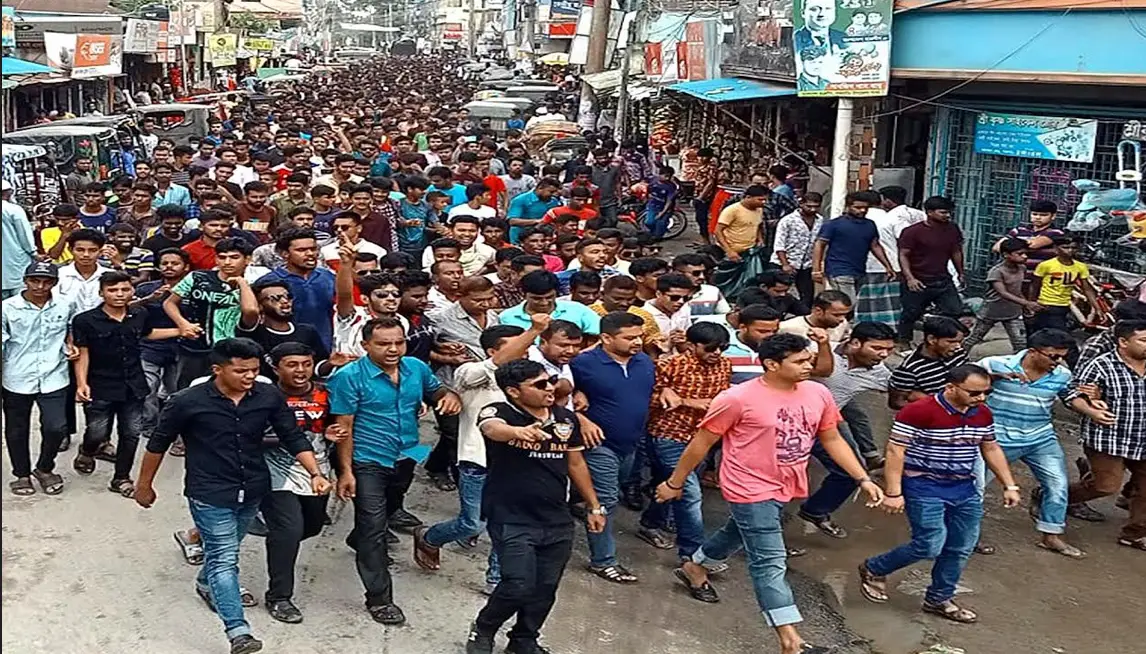 সাম্প্রদায়িক হামলার প্রতিবাদে গফরগাঁওয়ে আওয়ামী লীগের প্রতিবাদ মিছিল সাম্প্রদায়িক হামলার প্রতিবাদে গফরগাঁওয়ে আওয়ামী লীগের প্রতিবাদ মিছিল