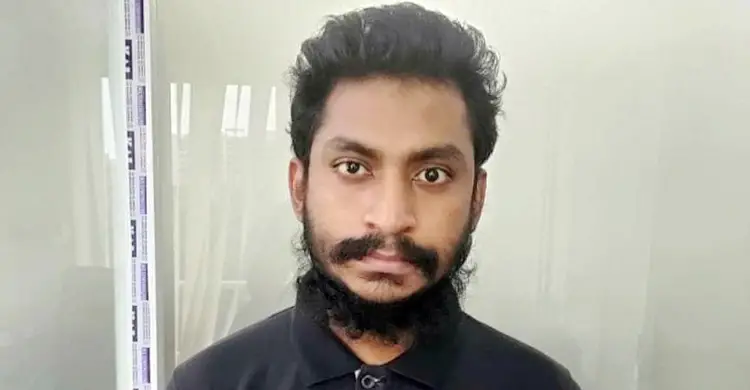 দেশে বসেই বিদেশিদের ড্রাইভিং লাইসেন্স ও পাসপোর্ট করতেন প্রতারক রায়হান দেশে বসেই বিদেশিদের ড্রাইভিং লাইসেন্স ও পাসপোর্ট করতেন প্রতারক রায়হান